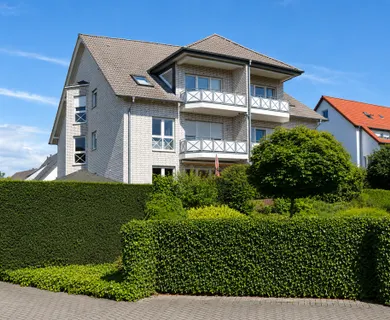 Helle Dachgeschosswohnung mit Sonnenbalkon und Weitblick