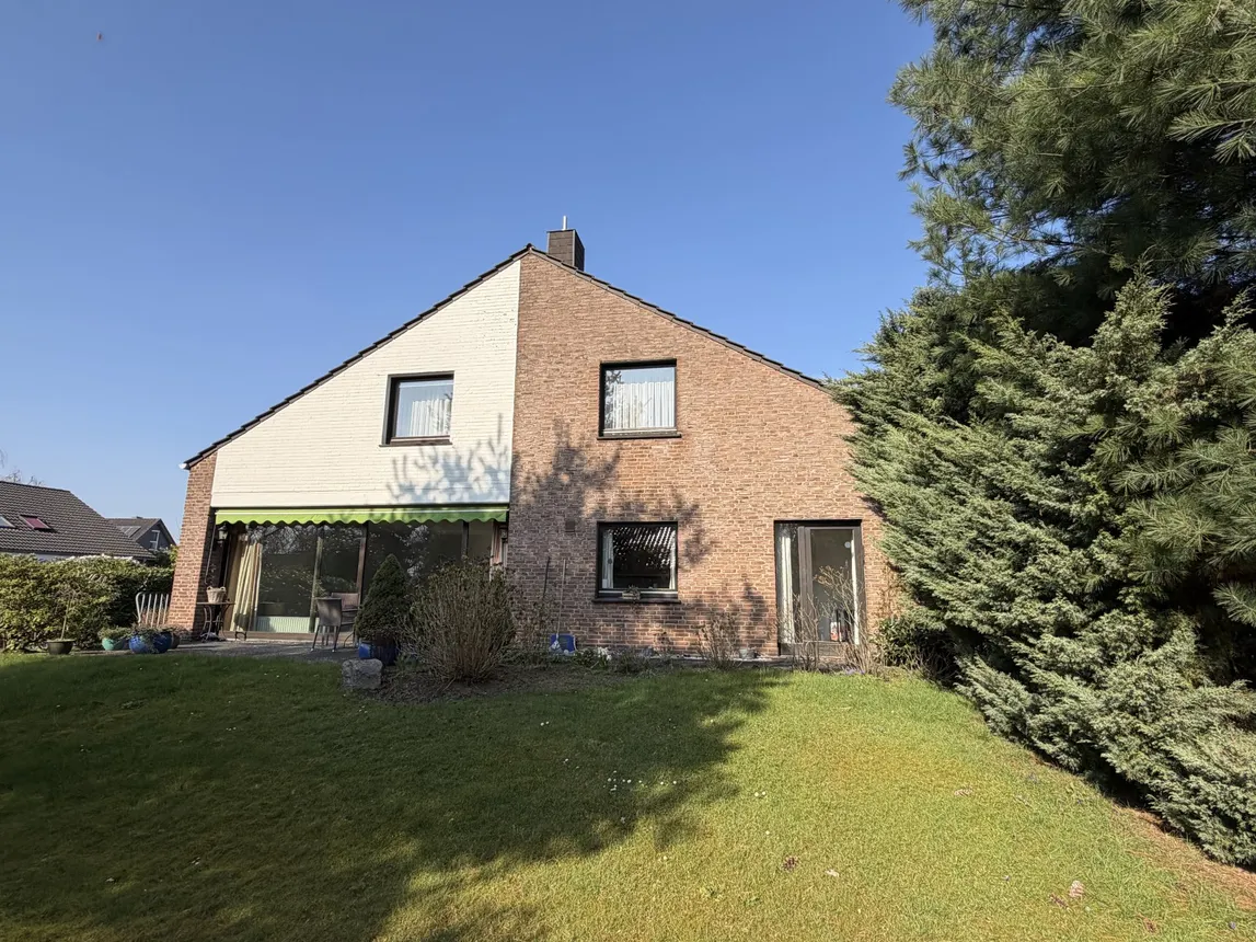 RESERVIERT! Gemütliches Doppelhaus mit Garage in Sackgassenwohnlage von Flüren
