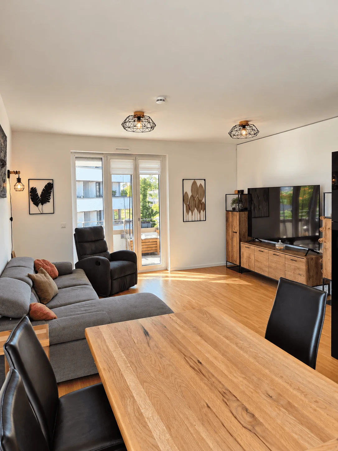 Wohnzimmer mit Balkonblick