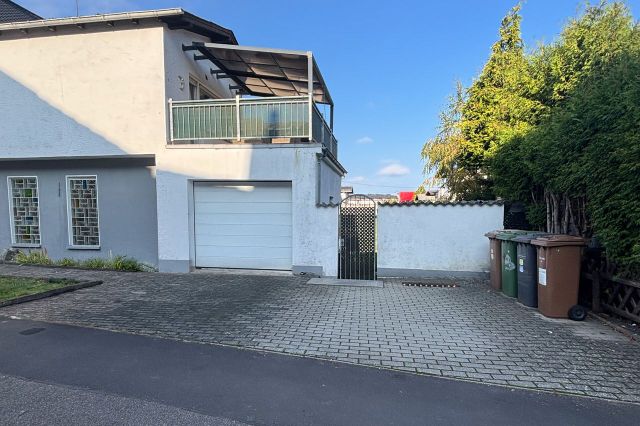 Garage und Stellplätze