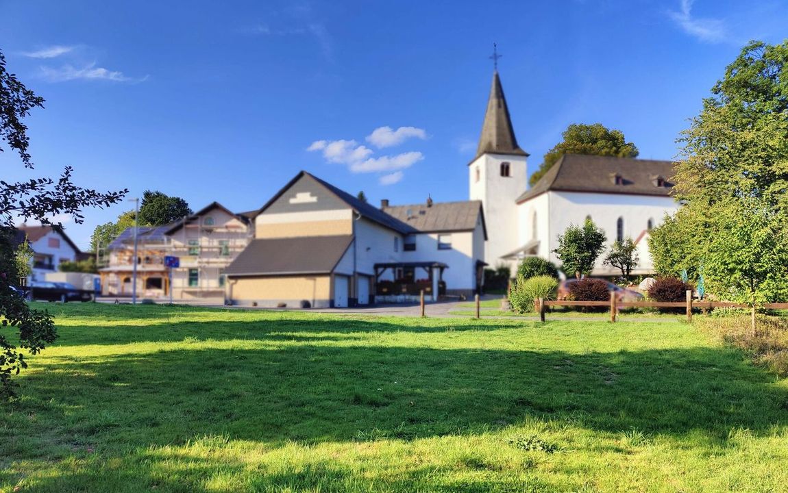 Attraktiver Bauplatz zwischen Altenkirchen und Hamm/Sieg mit vorhandenem Obstbaumbestand!