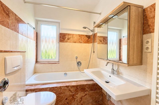 Badezimmer mit Marmorfliesen