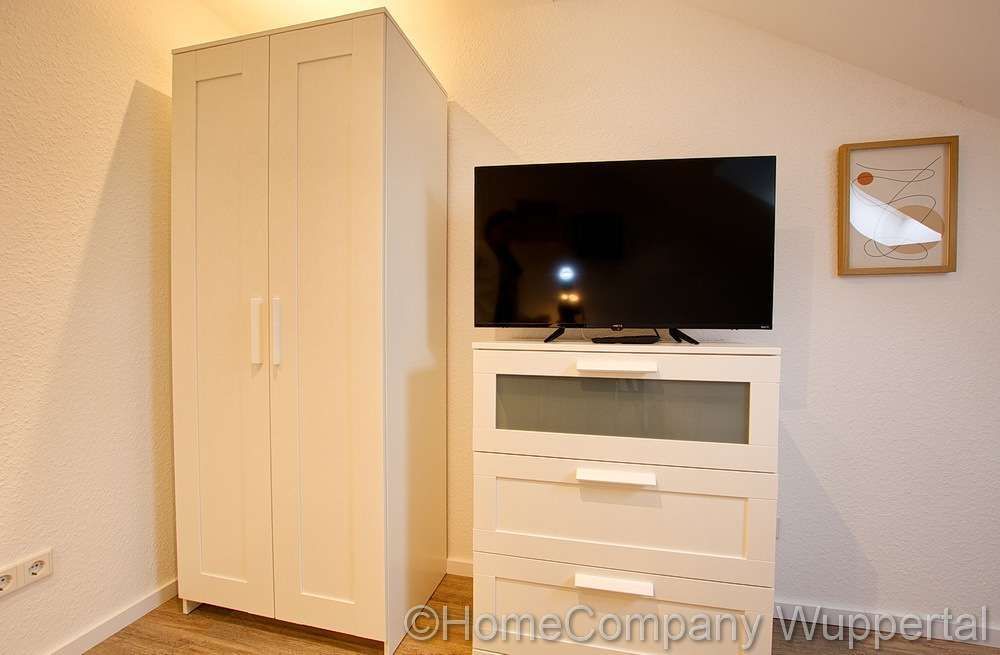 Kleiderschrank und Kommode