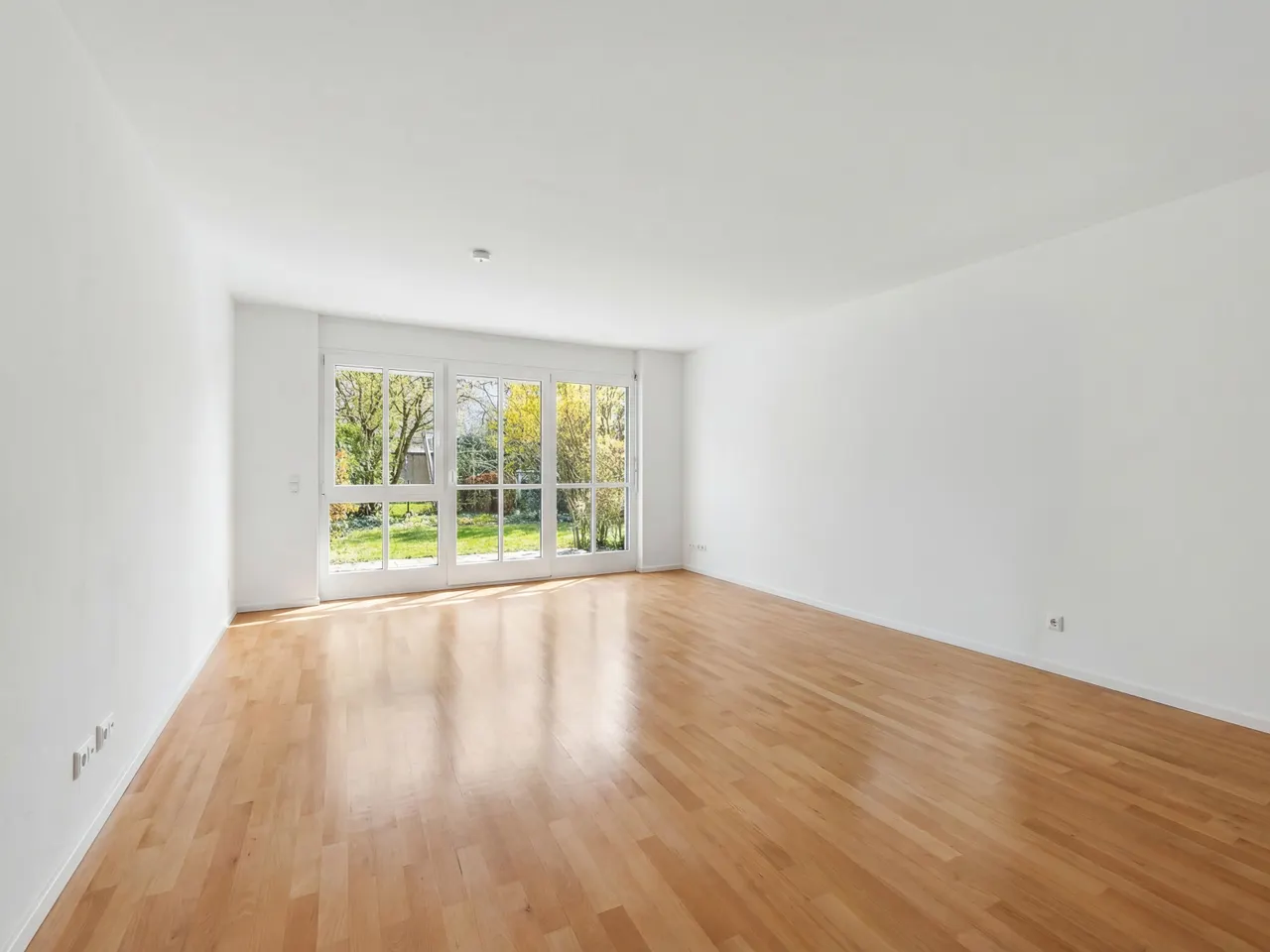 Wohnzimmer mit Zugang zur Terrasse - Visualisiert geräumt