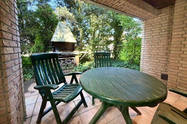 Überdachte Terrasse im Erdgeschoss