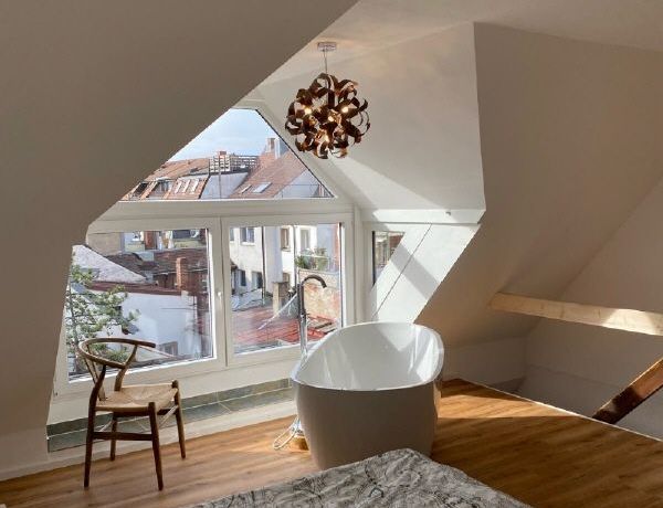 Schlafzimmer mit freistehender Badewanne