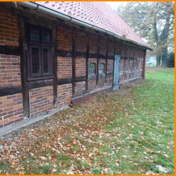 Resthof mit Haupthaus, Scheune, Ställen und Getreidespeicher aus dem 16. Jahrhundert