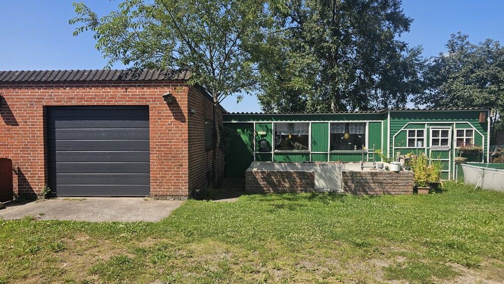 Blick zur Garage 2 2 und dem Geräteräumen