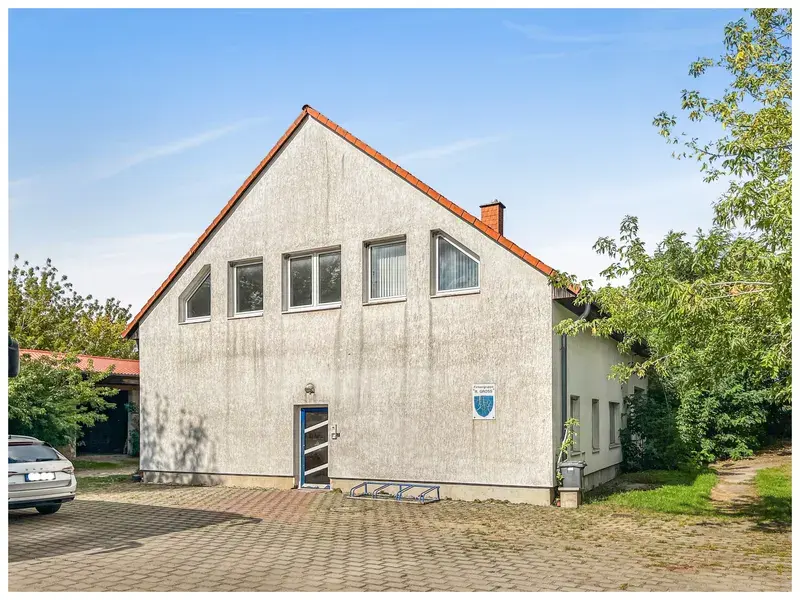 Bürogebäude mit Halle