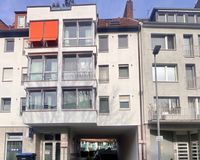 Gebäudeansicht mit Einfahrt