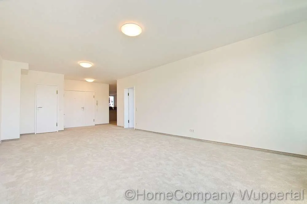 Wohnzimmer und Eingangsbereich