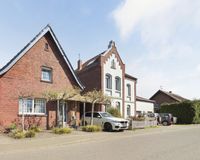 Hausansicht_mit_Zufahrt_und_Carport_