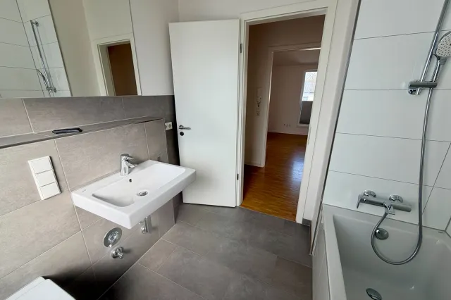 Bad mit Wanne und Fenster