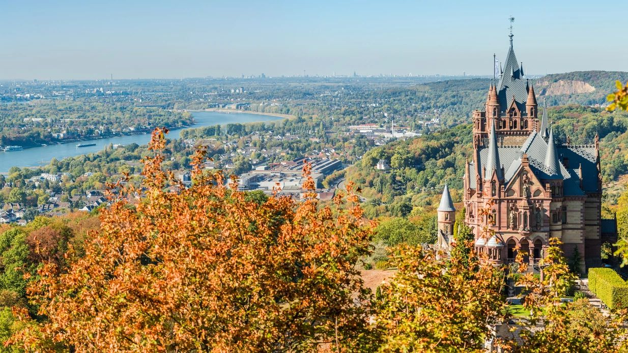 Schloss Drachenburg und Rheintal bei Königswinter