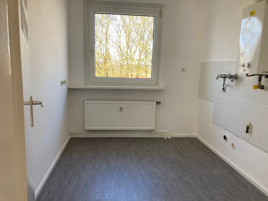 Sanierte 4 Zimmerwohnung im Erdgeschoss mit Dusche , Balkon und Keller - Foto 2