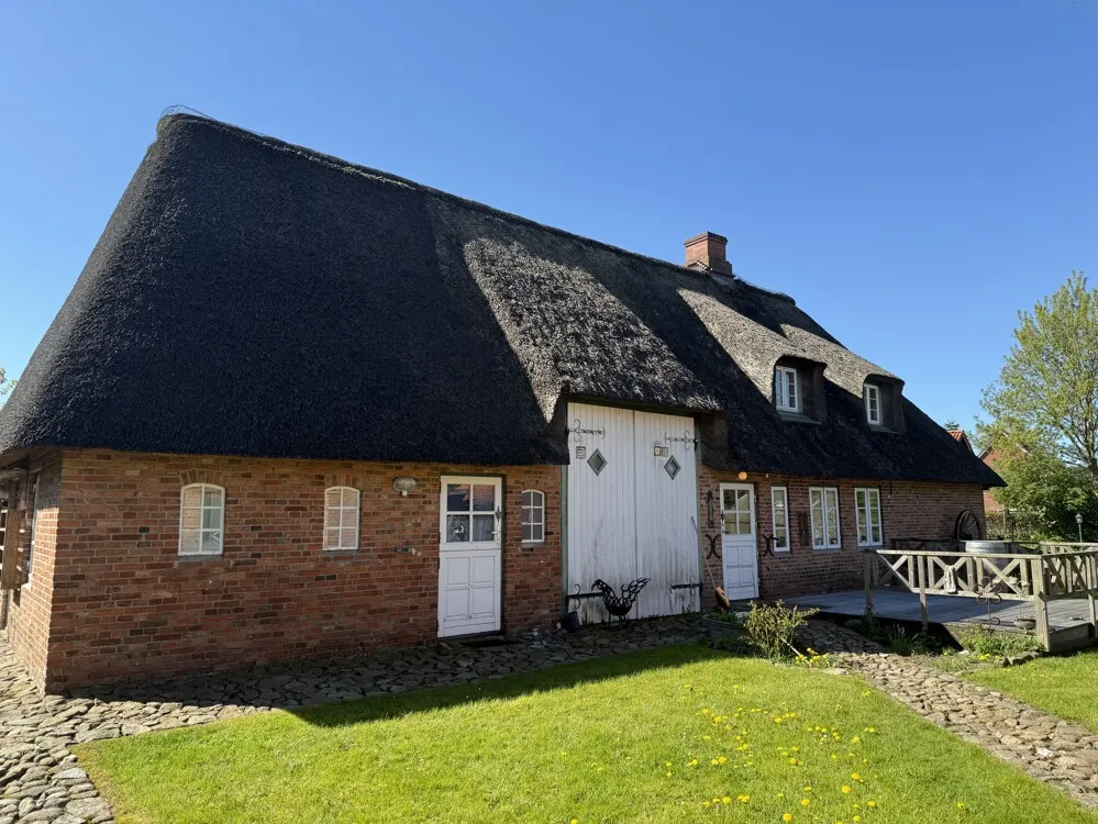 Blick vom Garten auf die rückwertige Ansicht vom Haus