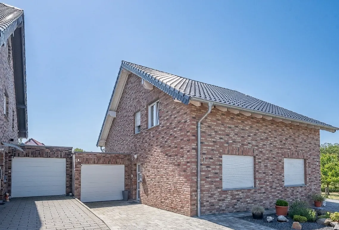 Lichtdurchflutete Dachgeschosswohnung auf 80 m² mit Wohlfühlbalkon, eigenem Eingang und Garage