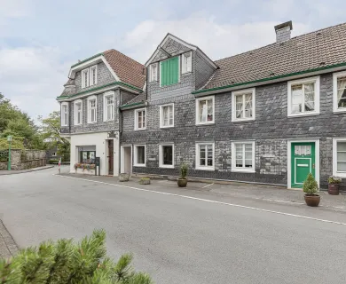 Denkmalschutz trifft Altbaucharme: Wohn- und Geschäftshaus mit Stellplätzen und Hoffläche!