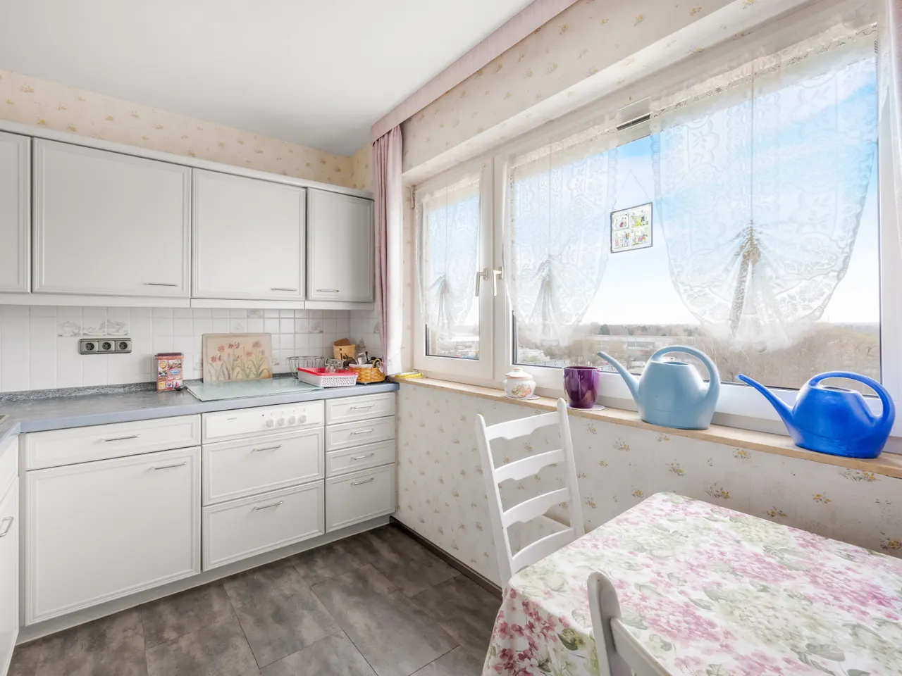 Küche möbliert mit Fenster