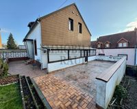 Rückansicht (Terrasse über der Garage)