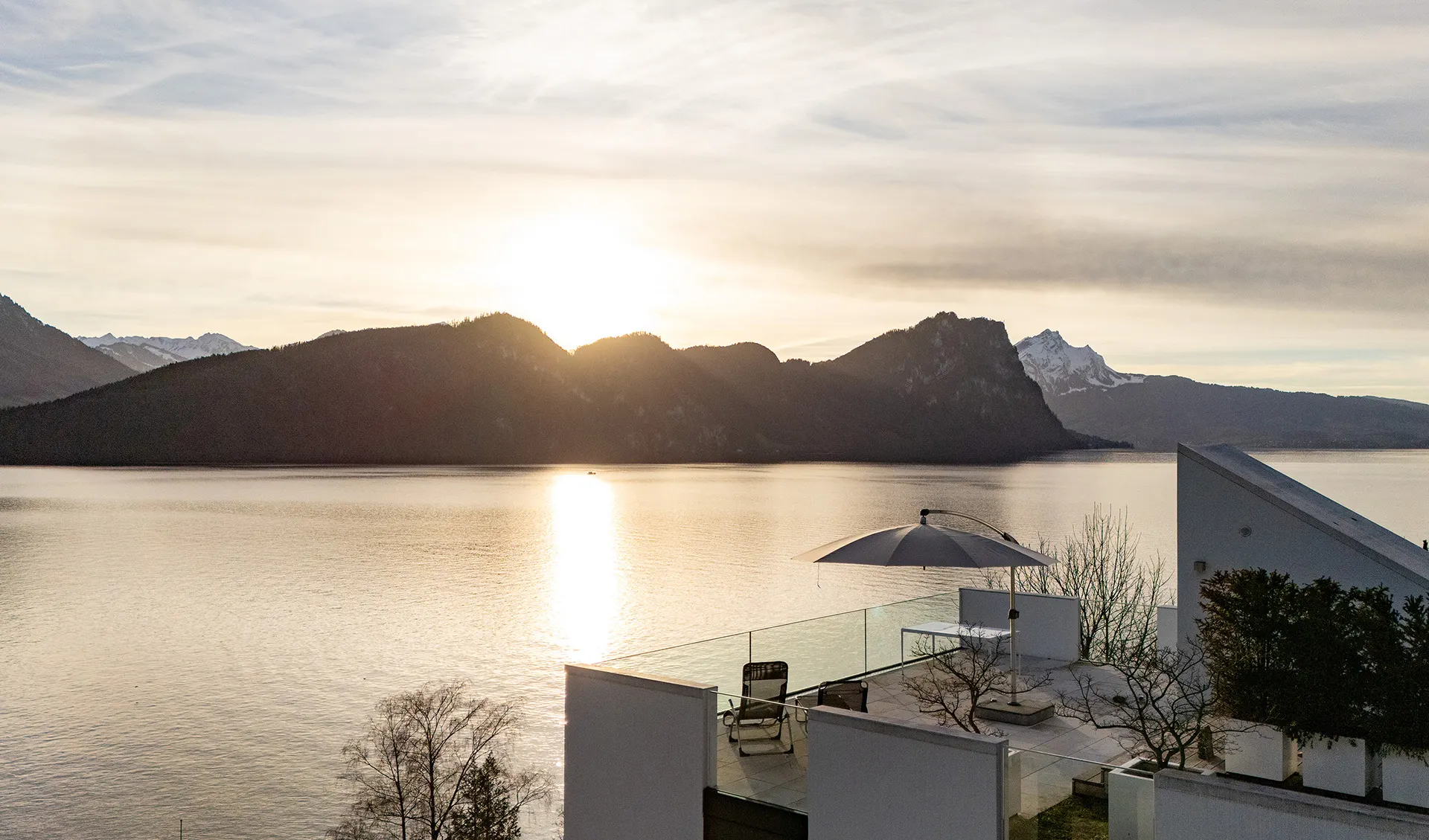 Abendstimmung am See mit Bergpanorama