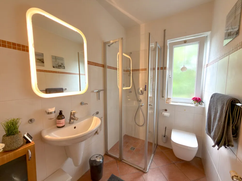 Gäste-WC mit Dusche EG