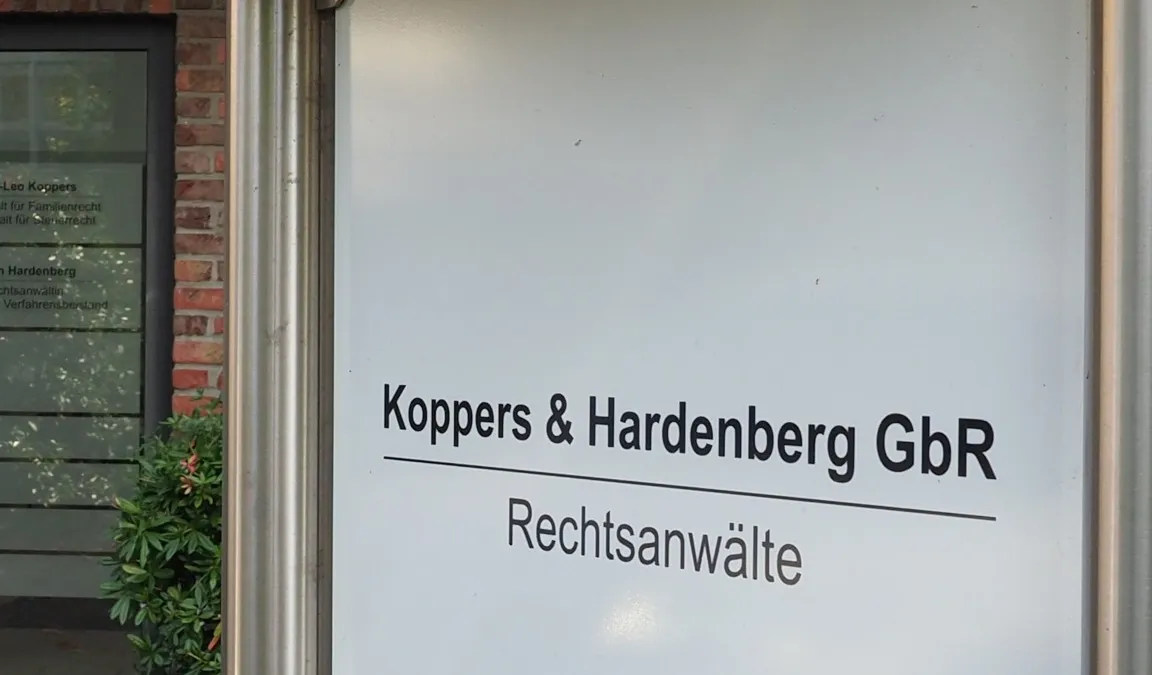 Eingang der Kanzlei Koppers und Hardenberg am Mühlenweg 13 in Geldern