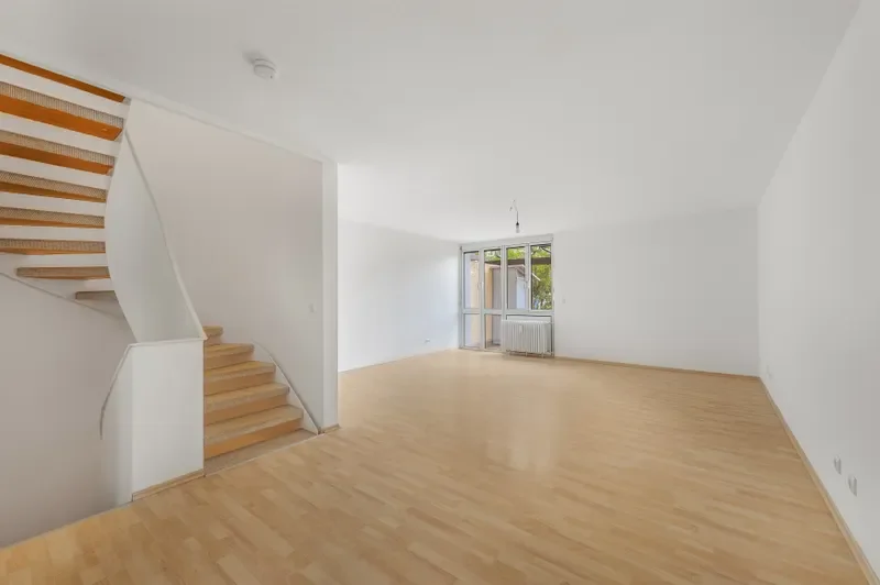 Wohnraum mit Treppenaufgang