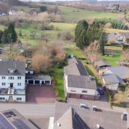 Mehrfamilienhaus mit großem Grundstück, ehemaligem Gewerbeteil und vielfältigem Entwicklungspotenzial!