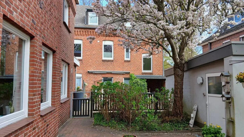 Blick aus dem Garten auf die Rückseite vom Vorderhaus