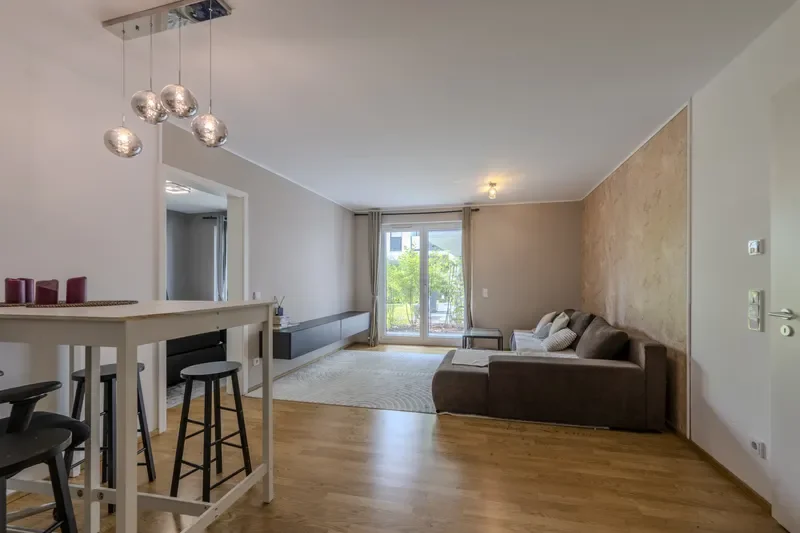 Gemütliches Wohnzimmer mit Terrasse