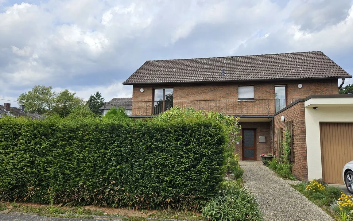 Freistehendes Einfamilienhaus in ruhiger Wohnlage mit Garten und Doppelgarage