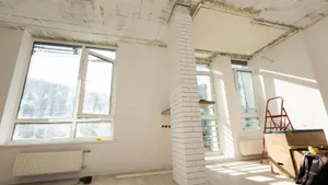 Rohbau Eigenheim mit modernen Fenstern