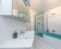 Mit Dusche und Wanne