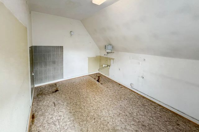 Ankleidezimmer (Küche mgl.)