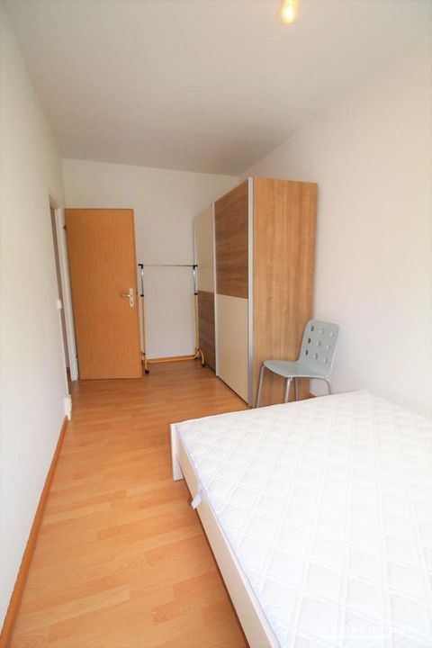 Kleines Schlafzimmer mit Doppelbett und Schrank