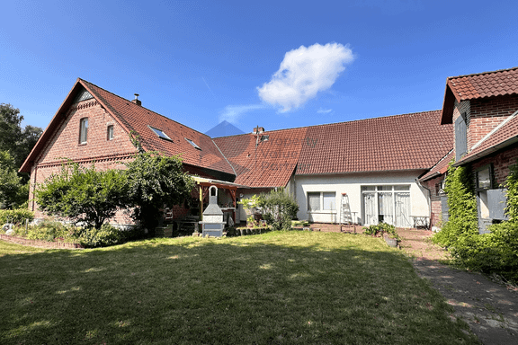 Stilvolles Herrenhaus mit eigenen Stallungen und Weidefl&auml;chen (1,3 Hektar)