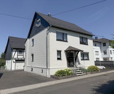2 Wohnhäuser auf großem Grundstück in ruhiger Ortsrandlage! Ideal für Mehrgenerationen