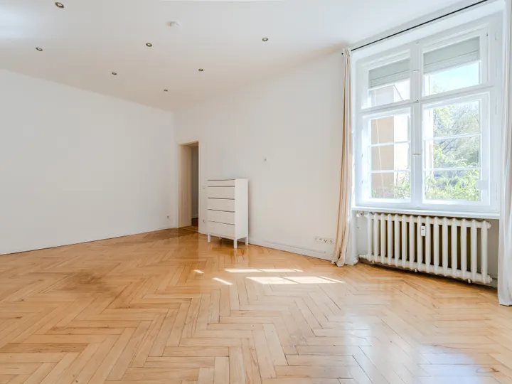 Stilvolle Altbauwohnung mit 2 Bädern & Fischgrätparkett in Schmargendorf !