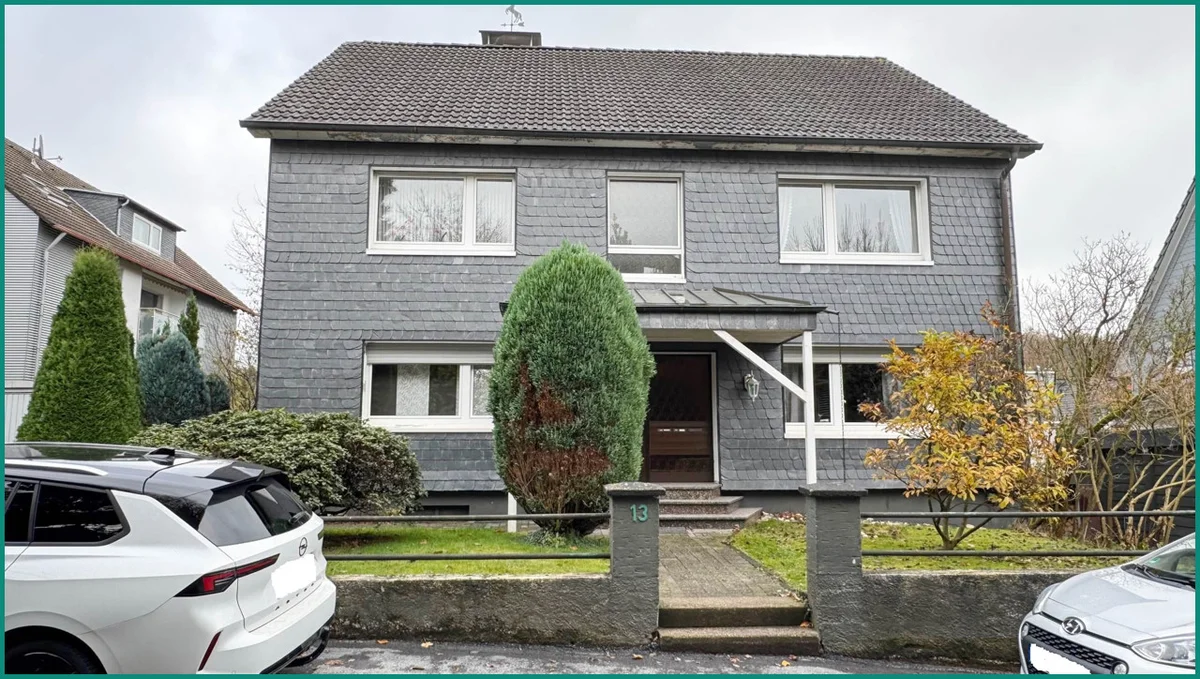 Ansicht des Dreifamilienhauses von der Straße