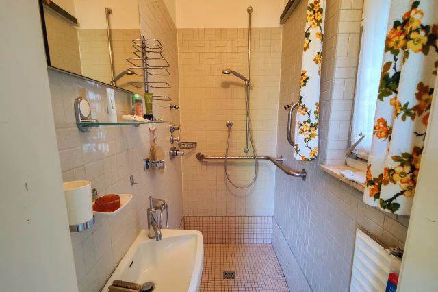 Dusche (ggf. AR) EG