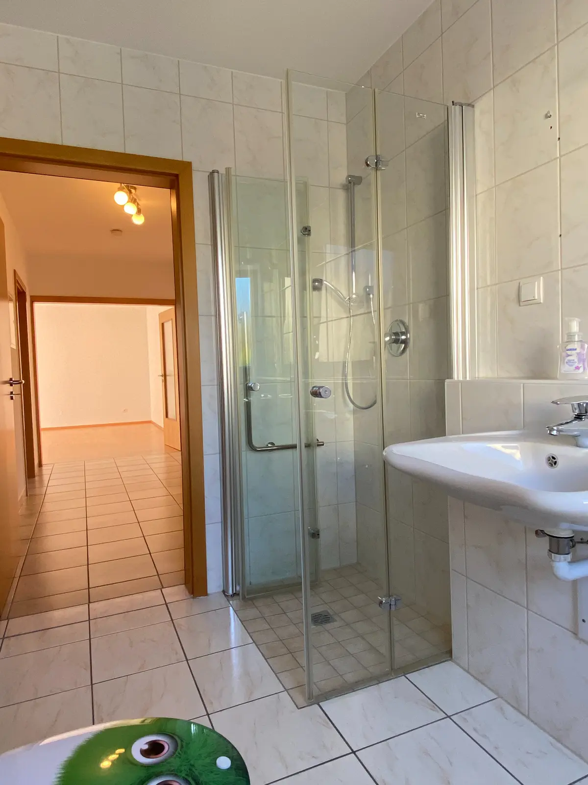 Tageslichtbad mit Dusche und Wanne