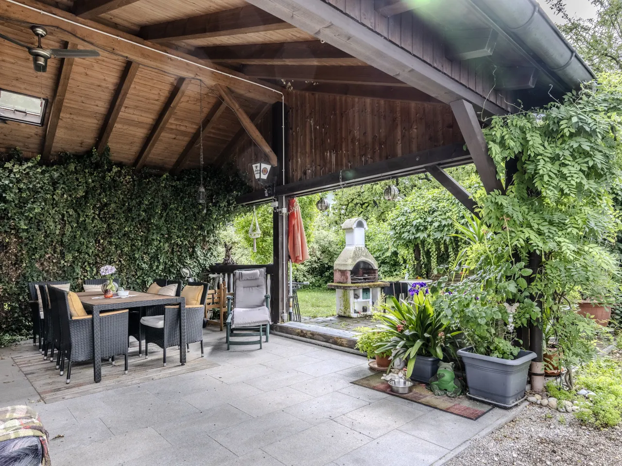 Freisitz mit großer Terrasse