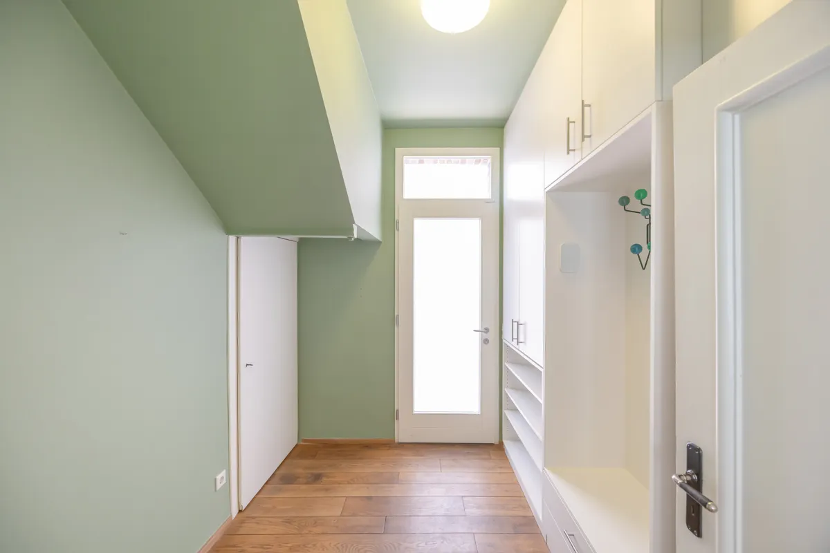 Flur zum Seitenausgang mit Einbauschrank