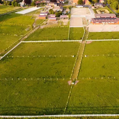 Reitanlage mit Halle und zwei Reitplätzen zu verkaufen
