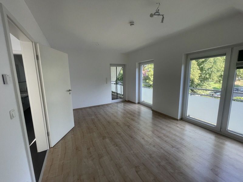 Neuwertige 3,5-Zimmer-Wohnung mit 2 Balkonen, Aufzug & TG in Rheurdt - Photo 1