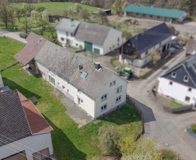 Stilvoll renoviert: Großes Bauernhaus mit 2 Pferdeboxen und Ausbaupotenzial für Wohnen & Arbeiten