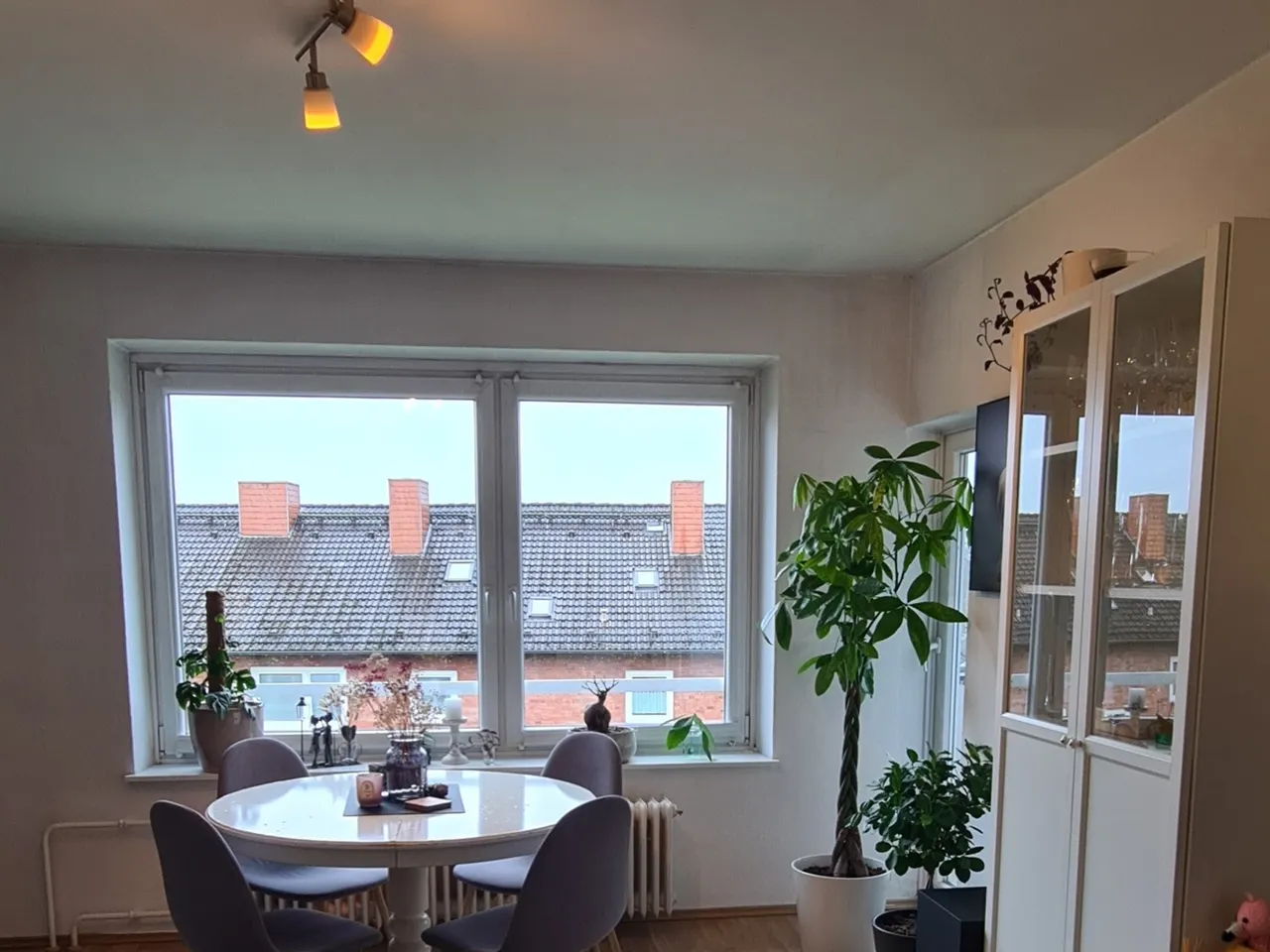 Essbereich mit Zugang zum Balkon