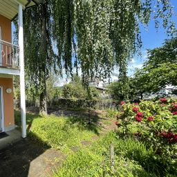 Helle Souterrainwohnung mit Garten