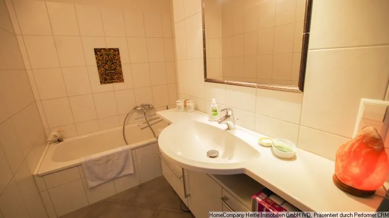 Badezimmer (1OG)